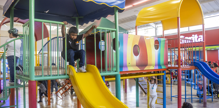 Niños en el área de juegos de Metronorte