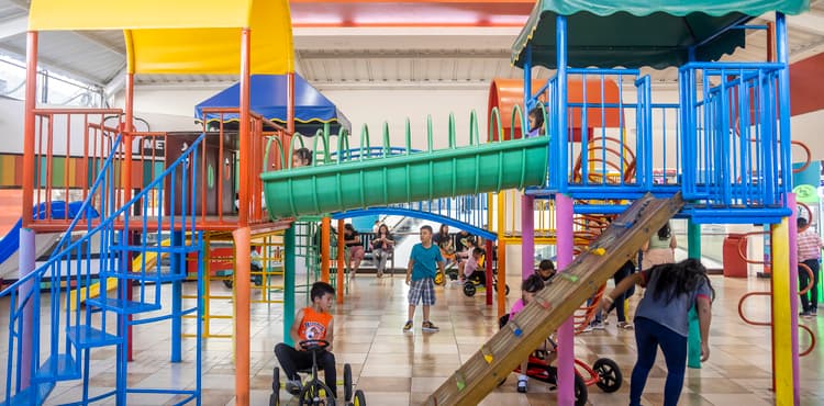 Familias en el área de juegos de Metronorte